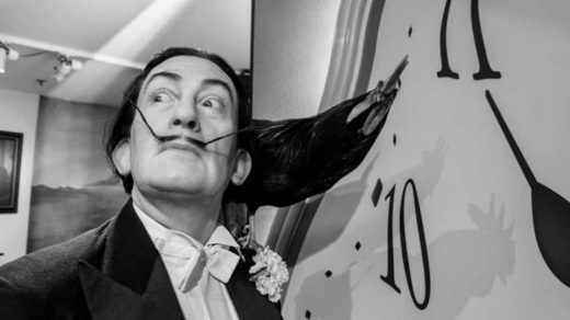 Сальвадор Дали туралы 25 қызықты дерек – идеялар үшін құмырсқажегішпен серуендеп, қолына кілт ұстап ұйықтаған сюрреалист